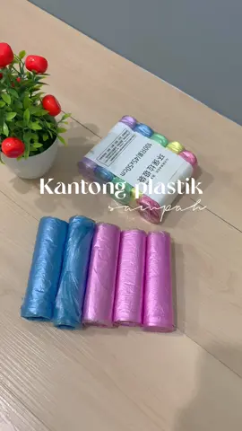 Kantong plastik sampah isi 5 roll 🤩✨ 1 roll nya ada 100 kantong plastik sampah loh, harganya cuma 11rban ajaaa 🥳💸‼️ #fyp #plastiksampah 