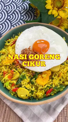 NASI GORENG KENCUR 🍛 pokoknya kalo pagi pagi sebelum berangkat sekolah happy banget kalo mamah masak ini hahaha bisa makan sampe kenyang! 🔽RESEP🔽 NASI GORENG CIKUR BAHAN: 500 gr nasi ir matang 2 butir telur 4 buah cabe rawit 4 buah cabe merah keriting 4 buah cabe hijau keriting 10 butir bakso 2 sdt gula 1 sdt penyedap ½ sdt pada 1 ½ sdt kaldu bubuk 1 sdm full saus tiram Sawi 2 batang daun bawang BUMBU HALUS: 6 butir bawang putih 6 butir bawang merah 2 jempol kencur 2 ruas jari kunyit bakar Minyak untuk menghaluskan