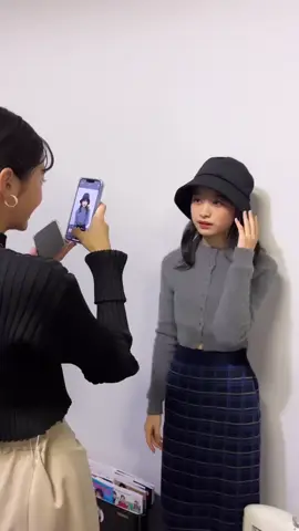 メリは私の写真を撮るのが大好きです 📸🧍🏻‍♀️ 写真を投稿したほうがいいでしょうか？🥰 #月島琉衣 #滝口芽里衣 #セブンティーンモデル #seventeen #モデル #ファッション #大人 #大人 コーデ #大人見え #ljc #ljcの素敵な思い出 #jkブ ランド #姉モ #妹モ #ニット #スカート #プリー ツスカート #レザー #レザースカート #ファーベス ト #ラベンダー #タイトミニ #カーディガン #jk # カジュアルコーデ #ミニスカート #st今日のコーデ