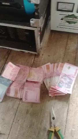 panggung belum beres juga udah bayaran, sekita rasa lelah pun terobati 🤗🤗 #tukangpanggung #tukangtenda #obetcsentertainment #soundsytemindonesia #soundsystemhoreg #hobihoreg #soundmanindonesia #tukangsound #soundombrowaningeyel #