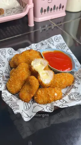Udang keju ala gac*an🤤 Langsung ludesss, bikin sendiri lebih puas✨ Recipe : • 500gr paha ayam • 250 gr udang • Keju quick melt/mozzarela • Tepung Panir / Tepung Roti • 3 sdm tepung tapioka • Putih telur (2 butir) • 1 sdt garam • 2 sdt Penyedap Rasa • 1 sdt lada bubuk • 1 sdt gula pasir • 1 sdm saus tiram • 1 sdm minyak wijen #udangkeju #udangkejugacoan #resepudangkeju #resepsimple #resepmasakan #fypシ゚viral 