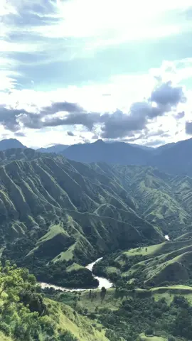 Suguhan keindahan alam akan selalu menciptakan ketenangan tersendiri bagi setiap pengunjungnya #tebingromantistanatoraja #kendenan #tebingromantis #toraja #sulsel 