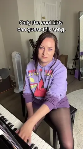 Are you cool enough to guess this song? #coolkids #guessthesong #pianoplayer #hoodiestyle #blacktights #gnr 