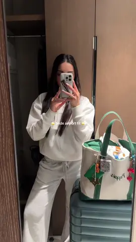 🛫 airport fit: bride edition 👰🏻‍♀️🩵🧸🍒 #bride #airportoutfit #OOTD #goldengoose #llbeantote #destinationwedding #weddingtiktok @rhode skin @llbean @Emi Jay 