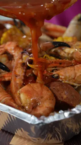 Vandaag maken we 'n Amerikaanse SEA FOOD BOIL... met die speciale saus van boter en héél veel specerijen. Vandaag maak ik 'm met onder andere krabscharen, langoustines, gamba's en inktvis. Maar gebruik vooral wat je zelf 't lekkerste vind. . Naast de zeevruchten gaan er in dit gerecht aardappels, mais en worst. Omdat je in Nederland geen Andouille kunt vinden, gebruik ik 't liefst Poolse kielbasa... hopi dushi! . Je vindt het uitgeschreven recept voor de Sea Food Boil in mijn kookboek 'Soulfood & Spaghetti'. (Samen met nog 150 andere lekkere recepten uit onze persoonlijke keuken!) Shop 'm nu via BOL, Amazon, Bruna of natuurlijk via de link in mijn profiel / www.soulfood.nl . . . #seafoodboil #seafood #superdushichef #soulfood #recepten
