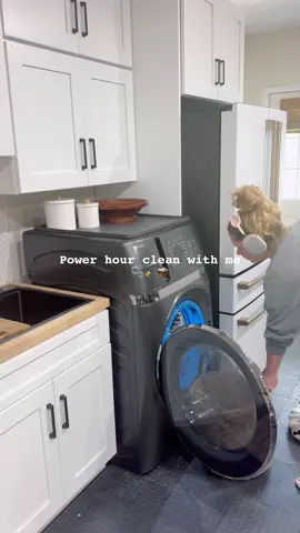 I love doing power hour cleans! It doubles as a workout 🏋️😌 #cleanwithme #CleanTok #housecleaning #powerhour #satisfying #cleaningmotivation #asmr 