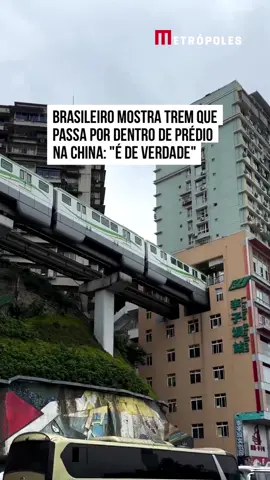 Um #brasileiro registrou uma estação de #trem diferente, localizado no bairro de #Chongqing, no noroeste da #China. No trajeto da linha, o trem que passa por dentro de prédio residencial. A vista impressionante se assemelha a um cenário de ficção científica. 