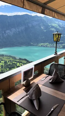 Un restaurant avec une vue incroyable sur le lac de Thoune 🇨🇭 🫶🏼💙 #switzerland #interlaken #lacdethoune #view 