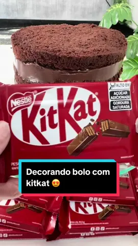 Nada melhor do que celebrar com um bolo especial como este. Com KitKats ao redor e uma explosão de cores com confeitos de chocolate no topo, é a combinação perfeita de sabor 🍫 #Festa #bolo #bolos #Chocolate #KitKat #Doçura #bolokitkat 