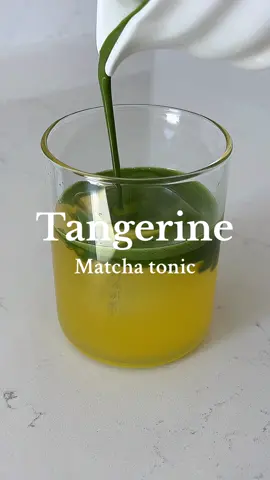 🍊🍵 Tangerine Matcha Tonic 🏃‍♀️run to trader joe’s and get this tangerine seltzer - Tangerine Seltzer  - matcha sunday 3g + 50ml water - Ice - lemon slice (topping/optional)  #matcha #matchatea #aestheticdrink #homecafe 