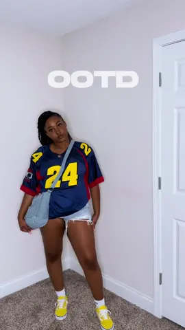 very casual vibes bc its 100 degrees outside 💀 shorts & bag: @prettylittlething #classofplt #OOTD #outfitideas #summeroutfits #footballjersey 