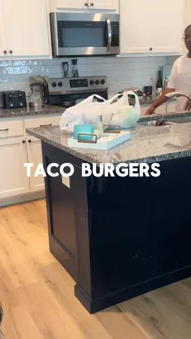 Low calorie/ high protein has been my vibe lately. Tried the taco burger and it’s pretty tasty. #tacoburger #lowcalorie #netflix #dinner #smashburger 