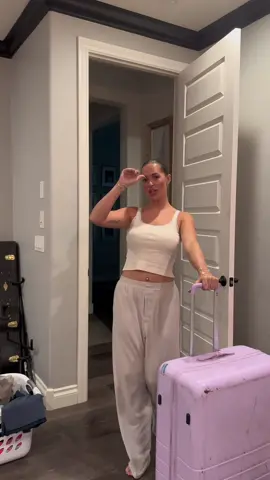 SEE YOU CUTIES IN LA 🥰 #fyp #viral #packwithme #packing #packingvlog #Vlog #ditl #Lifestyle #trending #travel #traveltiktok #travellife #mom #MomsofTikTok 