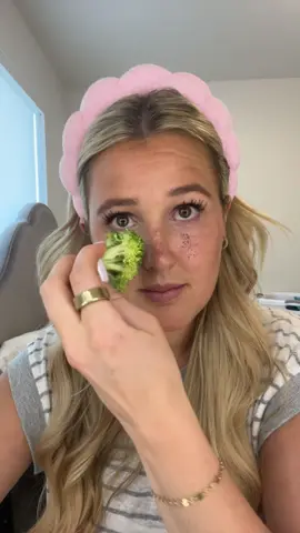 Broccli freckles anyone? #broccolimakeuphack #broccolifreckles #freckleshack #makeupfreckles 