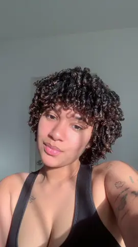 Respuesta a @Mariela Rosario  Amoooo el hair oiling🙂‍↕️🫶🏻 Este pelo esta creciendo  #curlyhair #curly #hair #fypp #rd #hairoiling 