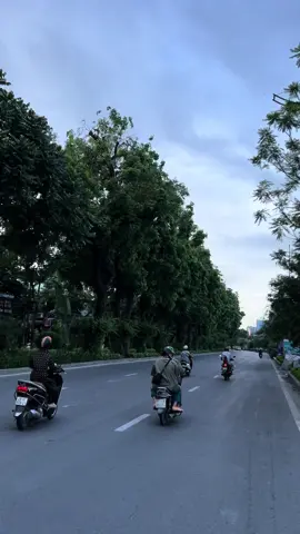 Đường Láng lúc 7 giờ sáng, vắng vẻ đến lạ thường, nhìn không quen.😁😁