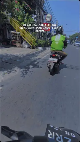 kasian bapaknya duduknya sampai miring