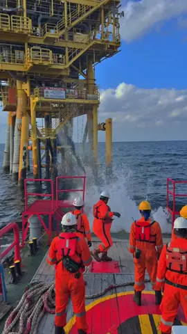 #offshore #offshorelife #operation #laut #sea #kerja #kerjakeras #ombak #fyp 