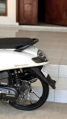 yang putih putih aja #savering17 #scoopymodifikasi #scoopyindonesia #foryoupage #4u #madura #scoopy 