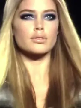 doutzen kroes for versace fw 2006 #doutzenkroes #versace #Runway #2000s #model #catwalk #fashion #viral #fyp 
