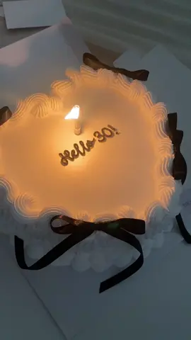 Hello 30! Cake by @BIEN by Tracy CUSTOM CAKES 💗  #birthday #birthdaycake #30 