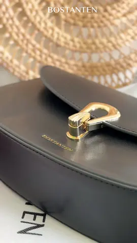 unboxing valerie bag in ASMR 📣 oh ya !! valerie bag ini juga type tas yang keliatan simple dan juga elegant, bisa banget di jadikan formal wear- or even daily wear, and juga harganya yang murah! so what are you waiting for? get em now #bostanten  #taswanita #tasselempang #fyp 