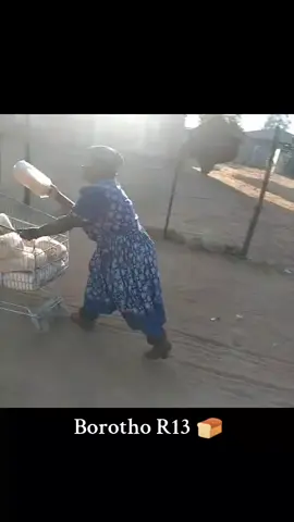 Our mothers are hustling for real, you can learn 2 or a thing from them. ❤️🤭💫 #bread #seshego #kasihustlers 