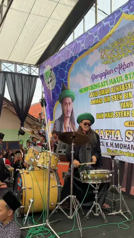 Hargailah mereka yang membencimu ,karna Mereka adalah penggemar yang menghabiskan waktunya hanya  untuk melihat setiap kesalahanmu - ( Abah Ali Shodiqin )- #abahaligondrong #mafiasholawat #mafiasholawatindonesia #mafissra 