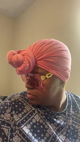 When you flirting with your eyes and giving a little shoulder #amputee #sexyoneleggedlady #wheelchairgansta #rightlegamputee 