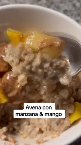 Un desayuno delicioso y calientito para éstos días.  Me encanta la avena entera, demora un poco más en cocinar pero vale la pena.  Para esos días que tengan un poco más de tiempo, prepárenla.  La consiguen en cualquier supermercado o biomarket.  Necesitan 3 cucharadas de avena, 3/4 de taza de agua, 1/2 manzana picada y canela al gusto.  Cocinar la avena durante 10 minutos aproximadamente a fuego bajo, si se seca un poco pueden agregarle un chorrito más de agua.  Agregar la fruta y cocinar un poco pueden usar manzana, durazno o pera.  Una vez lista, servir y agregarle alguna fruta para darle un poco de frescura como mango, fresas, arándanos.  Agregar también mantequilla de almendras o mantequilla de maní y el endulzante que prefieran. A mí me encanta comerla así como en el video.  #desayuno #desayunosaludable #avena #avenasaludable #Receta #recetasaludable #recetas #recetasana