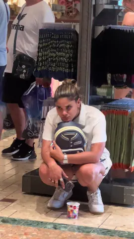 Cuando quieres algo y lo quieres ahoraaaa!!!! No sabe como esperar 😳😬 #humorenpareja #humortiktok #disney #disneyworld #parejasgoals #lgbt #fyp #viral 