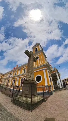 La ciudad de #GranadaNicaragua. Parque Central y La Calzada 💙 Comparte 🔄 . . . . . . . . . . #Nicaragua #ReelLovers #relax #discovernicaragua #exploringnicaragua #reallife #Nature #travelworld #centralamerica #tourism 