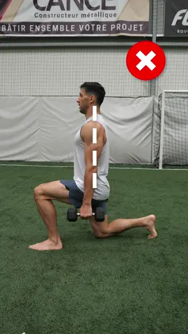 ❌No hagas estos errores si quieres evitar lesiones y para ser más eficaz en tus entrenamientos.  👉 ¿Cual error solías hacer?  (Te explico👇) 1- En los Split Squat: no quieres repartir el peso de tu cuerpo entre las dos piernas, lo que quieres es desarrollar fuerza en un movimiento unilateral. Mantener la espalda recta suele cargar mucho más la espalda baja. Mejor inclinarte para trabajar tu pierna anterior (y glúteos) y para proteger tu espalda.  2- Este estiramiento puede ser mucho más eficaz: en el suelo tendrás más estabilidad y podrás generar más tensión en el cuádriceps sin arquear la espalda baja 3- Usar todo el rango de movimiento en tus ejercicios de fortalecimiento permite aumentar la tensión muscular, de hecho te permite obtener mejores resultados (que sea para un objetivo de hipertrofia o de fuerza). Además te ayudará a tener más flexibilidad.  4- En los saltos, intenta no hacer ruido en la recepción: aprende a usar todos los músculos de tu cuerpo para amortiguar los choques. De esta forma, el impacto se absorbe con los músculos y no con las articulaciones.  5- Evita impulsar los movimientos con todo tu cuerpo cuando haces un ejercicio de fortalecimiento. Si no logras elevar las mancuernas sin impulso, mejor elegir mancuernas más livianas. Y controla la bajada, siempre.  #metodofuncional #entrenar #conseguridad #prevencion #workout #fitnesstips #ejercicios #corregir #tecnica 