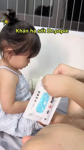 Nhà có em bé thì trong tủ lúc nào cũng nào cũng phải trữ sẵn thuoc hạ sốt, khăn hạ sốt nha các bà, Dr. Papie thì quá quen thuộc rồi, có 2 dòng cho bé từ sơ sinh và từ 3m+ nha. #mebimsua #mebemini #drpapie #khanhasotdrpapie #mechuyengia #tutinchamconsot #vtvcab 