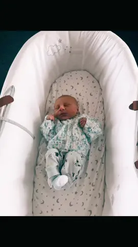 Only thing thats stayed the same is the fsct he lies with his knewes up 🥲 #samebedbutitfeelsjustalittlebitbiggernow #babytiktok #newbornvsnowchallenge #newbornvsnow #3monthsold 