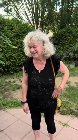 Oma plant die Videos 😂