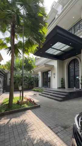 Terletak di area Prestige Kemang Dalam, rumah mewah berkonsep American Classic ini menawarkan kemewahan sejati dengan adanya :  - romantic swimming pool - lift pribadi  - Open rooftop yang memukau Hunian yang memadukan elegansi interior klasik dan kenyamanan modern, sempurna untuk gaya hidup yang ekslusive. - Luas tanah 532 m2 - Luas bangunan 1.300 m2 - Fully Furnished - Kamar tidur 7 + 3 asisten - Kamar mandi 9 + 2 - Garasi/Carport 2+3 mobil - Homecinema - Gym & Sauna at Attic Rooftop - Security Post - Hadap Barat Harga 45 Milyar (nego)