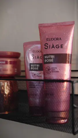Uma linha tão incrível que não saiu do meu primeiro lugar por todos esses anos! Siáge Nutri Rosé de Eudora é assim: #LavaEVai, o efeito de maciez e brilho é imediato, uma nutrição profunda que dispensa modeladores e ferramentas de calor. tá na hora de testar o poder Nutri Rosé ✨ @eudora  #cabelocacheado #cabeloscacheados #cachos #eudorasiage #haircare #eudorasiage #eudoratiktok”