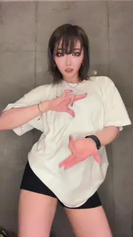 ベトナムの女の子ってこういう腰ヒット余裕に見せるの上手いよねっていつもおもう😂🙏 #腰ヒット #yu_ka #trendingdance #trendingsong #tiktokdance #手振りダンス #artist #dance #ダンス #おすすめ #fyp #anime