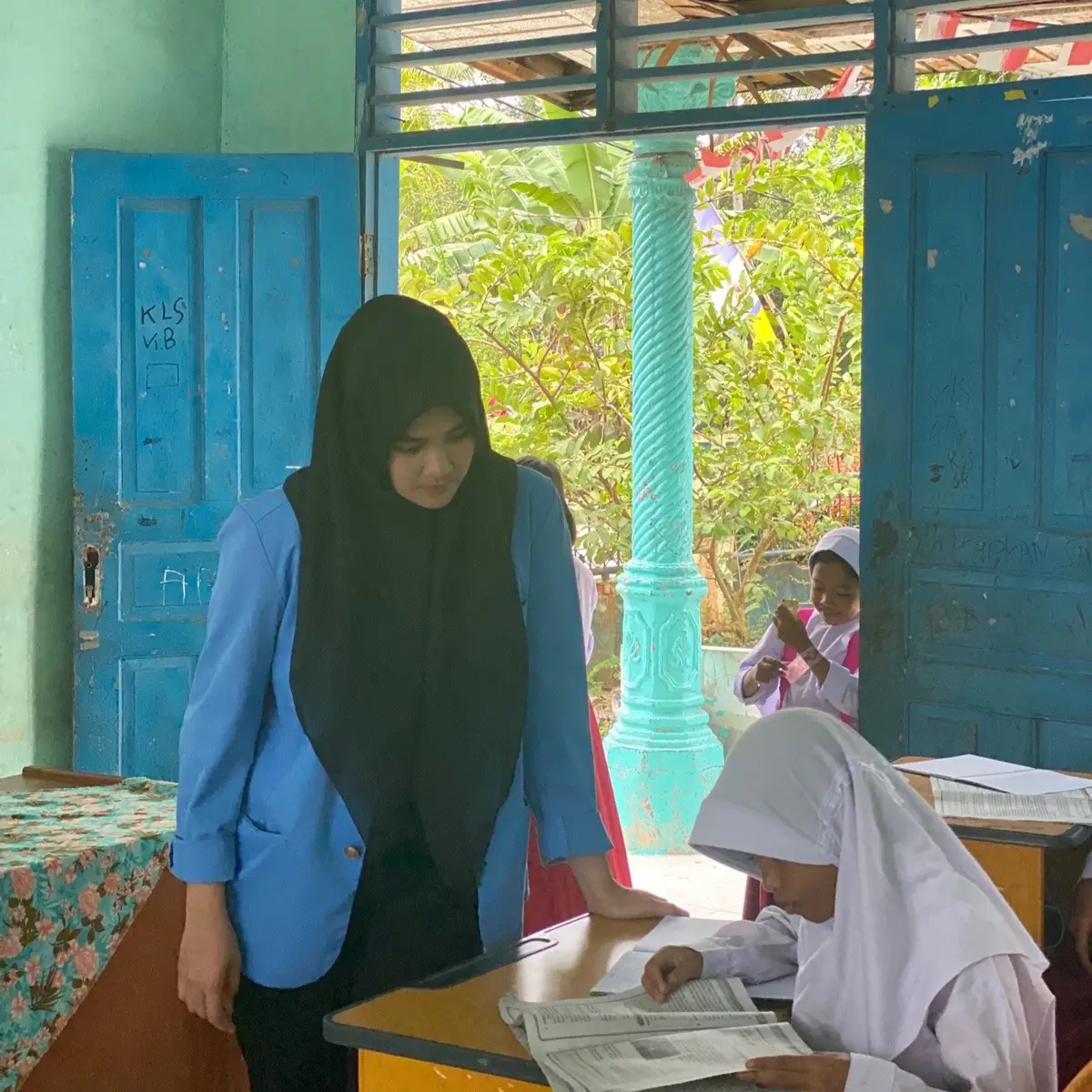 Proud of u via, terimakasih telah berjuang. Kamu mampu karena ada orang-orang hebat yang mendukung prosesmu, selalu disampingmu untuk mendengarkan semua keluh kesahmu dan mencari solusi untuk semua permasalahanmu -Mama, Alwan Hawari, saudara/i mu dan mereka teman-temanmu❤️- #fy #yourpage 