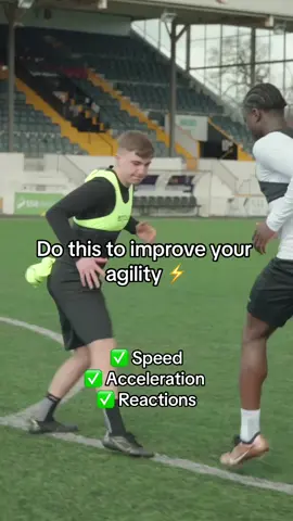 The perfect drill to improve your reactive agility. Great for attackers v defenders in a warm up 📈 #football #Soccer #footballdrills #soccerdrills #speed #agility #reactiveagility #futbol #fyp 