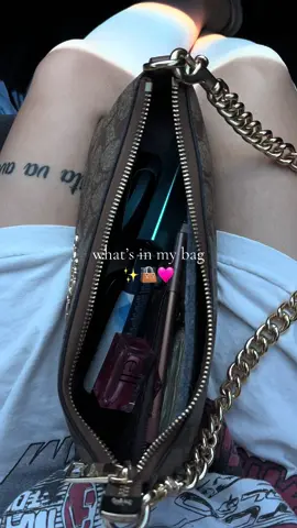 what i carry in my bag ✨👜🤍 #fypシ゚viral #whatsinmybag #whatsinmypurse #girlytok #pursetok #purse #makeup #creatorsearchinsights #bagessentials #bagtour #inmybag #bagcheck #baghaul #everydayessentials #purseessentials #bagspill 