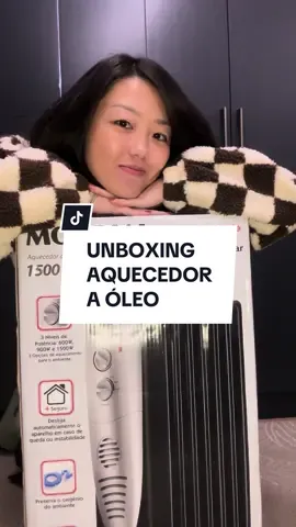 Esfriou, né? 🥶❄️ Hoje o unboxing é desse aquecedor a óleo que você encontra aqui na Madeira. Mas antes de tudo, vamos desmistificar: o aquecedor a óleo não precisa de troca de óleo, tá bom? É só o método de aquecimento mesmo! 😅 O aquecedor a óleo é perfeito para quem tem problemas respiratórios, pois não resseca o ar. É o mais silencioso e eficiente, mas lembre-se: ele leva um tempinho para esquentar o ambiente, mas o melhor? Também demora para esfriar, já que o óleo retém o calor. 🔥❄️ ➡️ Toque no vídeo para conferir os produtos marcados ou, se preferir, busque em nosso APP pela referência: • Aquecedor a Óleo Mondial A-06 127v (ID: 4000399) 📱 Acesse o link da bio para baixar o APP Madeira e receba em primeira mão nossas melhores ofertas! Tá na casa, tá na Madeira. 🧡