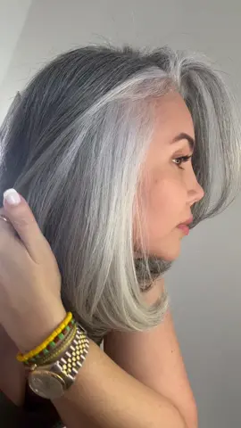Mujer canosa 👩🏻‍🦳 @Olaplex En Español #greyhair #silverhair #silversisters #silversisterslatinas #foryou #foryoupage #canas #virał #sinfiltro 