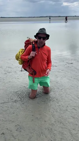 Quand  vous traversez la baie du Mont Saint Michel… vous le faites accompagné par un guide ! Et oui sinon ça peut être très dangereux ! Les sables mouvants y sont redoutables, on ne mesure par le danger de se retrouver en quelques minutes  pris au piège dans cette boue qui semble si « molle » et qui peut vous immobiliser tres rapidement ..  cette immense plaine de sable et de boue sèche au milieu de laquelle se trouve un des rochers les plus connues au monde, avec son abbaye de saint michel ; est magnifique à couper le souffle.  #lemontsaintmichel #sablesmouvants #nature #impresvisible #fashiontherapy 