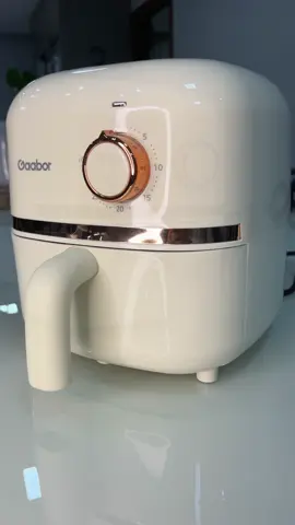 Comprei a minha Mini Air Fryer 😍 Ela é super linda! Tem capacidade de 1,4L, é compacta e perfeita para qualquer cozinha.  Ótima para preparar refeições rápidas e, além disso, ocupa pouco espaço na bancada. E aí, gostaram da minha 