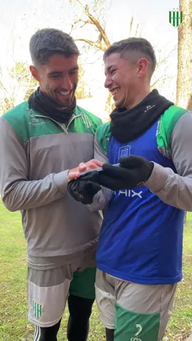 ¿Quién es? 🤔🇳🇬 Nuestros jugadores adivinando a… nuestros jugadores 😂💚 #Banfield #TikTokDeportes ⚽️