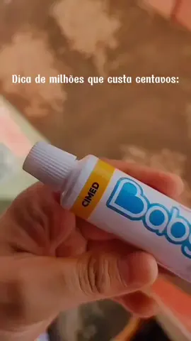 Sabe aquele produtinho que é baratinho mas tem uma ótima qualidade e vale uma  indicação? é essa pomada👏🏻 ela não promete  mas entrega demais 🤏🏻😍 Desde o nascimento do meu primeiro filho que ela encontrou um lugarzinho por aqui e se instalou 😅 Benefícios: ✅ Possuí vitaminas A e D; ✅ Contém óxido de zinco que formam uma camada protetora; ✅Previne, hidrata e nutri; ✅ Fácil de usar, espalhar e remover;   📌Você encontra em 3 versões: azul, rosa e amêndoas  Alguma mamãe conhece ou já usou ?  Compartilha aqui comigo sua experiência 👇🏻  #Baby #maedemenino #reels #dicasdemae   #dicas #filhos #reinventar  #maededois  #maternity #mom #dicasmaternas #en  #babyboy #babygirl  #maedepeimeiraviagem