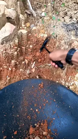 I found the Gold-bearing Soil Layers: 1. Barren yellow soil layer 2. White soil layer 3. Red soil layer 