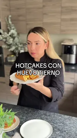 Huevos a huevo 🍳 Calitulo 21: Hot-Tacos relleno de huevo 🥞 la mezcla perfecto entre lo dulce y lo salado.  Que barbaridad que rico jajaja es como un desayuno americano pero con otra presentación, sinceramente bastante divertida y diferente. Me encanta el huevito revuelto de esta manera, queda perfecto.  ¿Lo van a intentar? 🍳🥞💫✨ . . . #casanovacooks #huevosahuevo #huevorevuelto #scrambeledeggs #hotcakes #desayuno #brunch #chef #cheflife #recetas